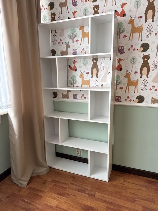 Biały regał na książki czy zabawki