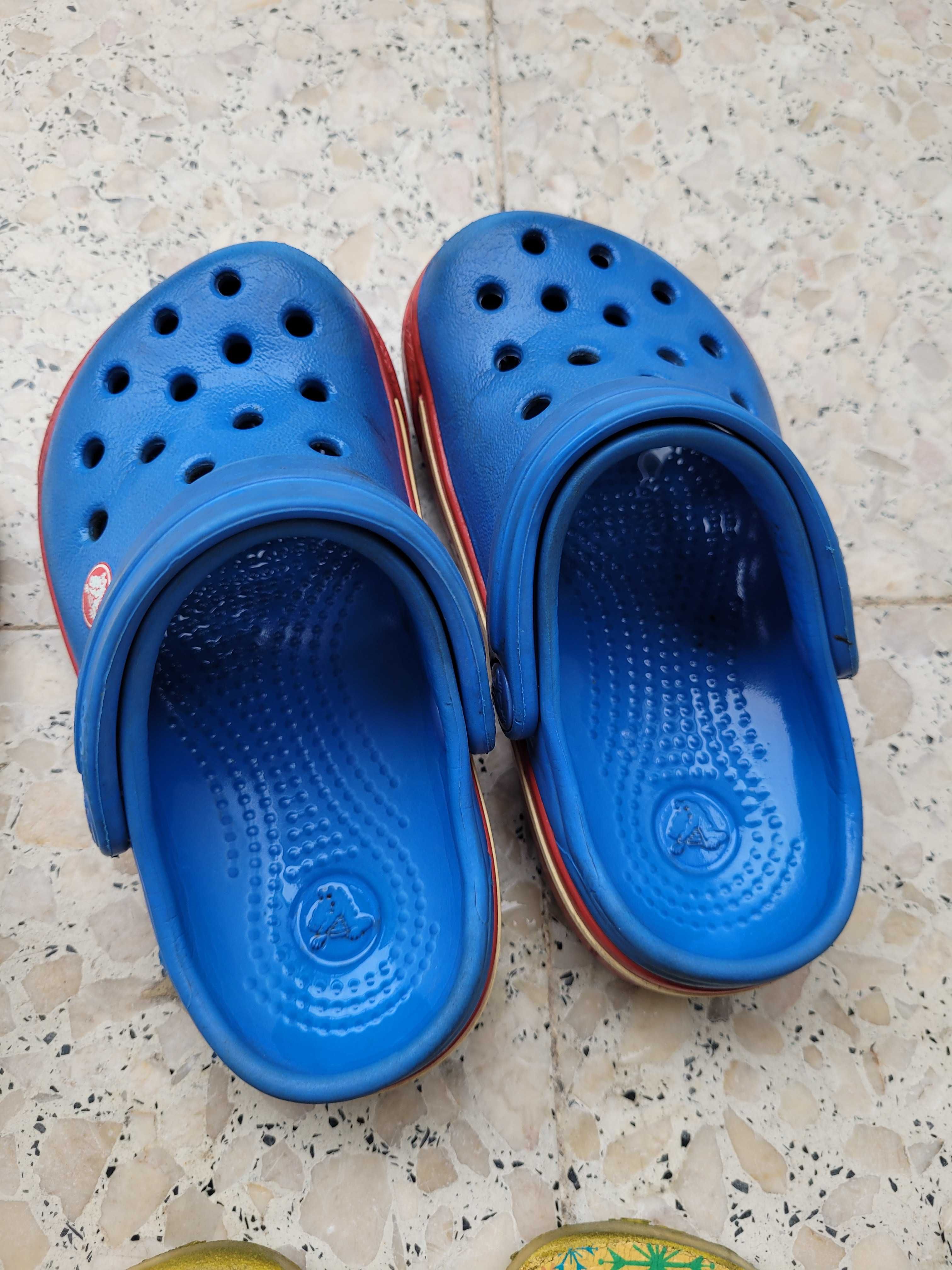 Havaianas e Crocs de criança