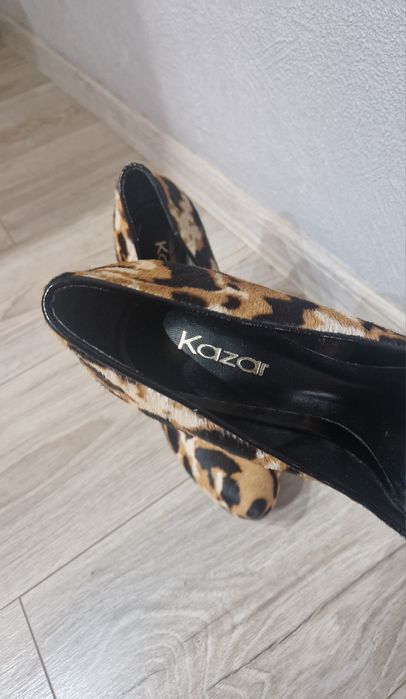 Czółenka na szpilce w panterkę kazar rozmiar 39