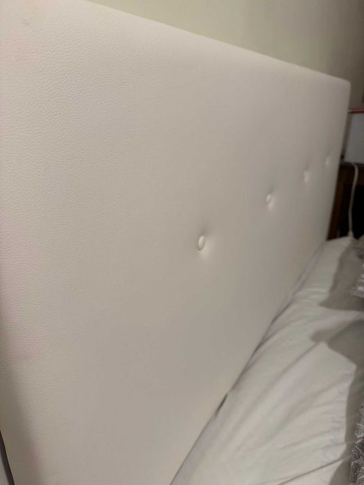 Vendo cama com estrado e colchão, como novos