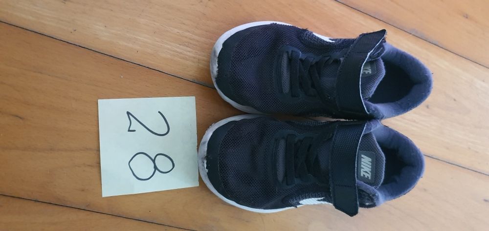 Tennis nike 28         .