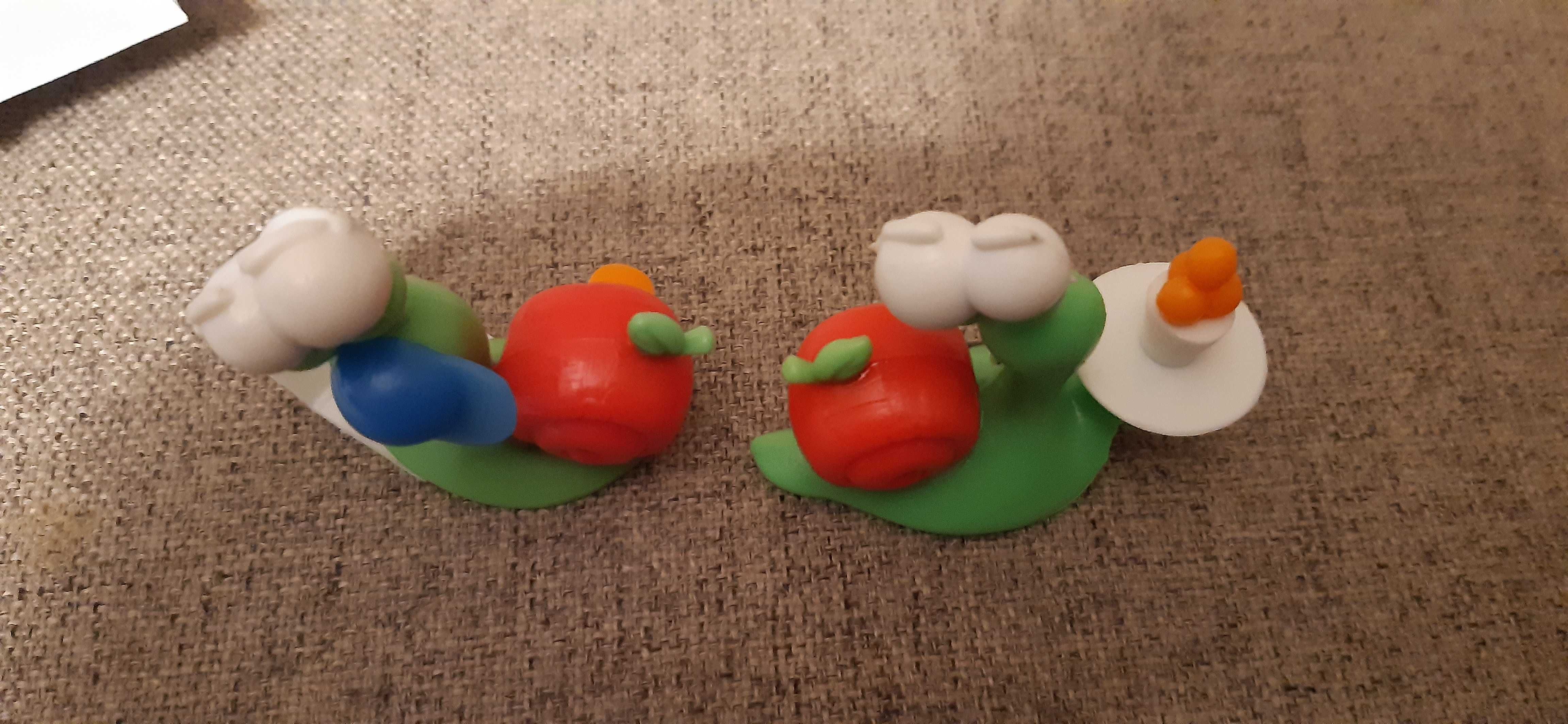2 małe zabawki  figurki ślimaków,