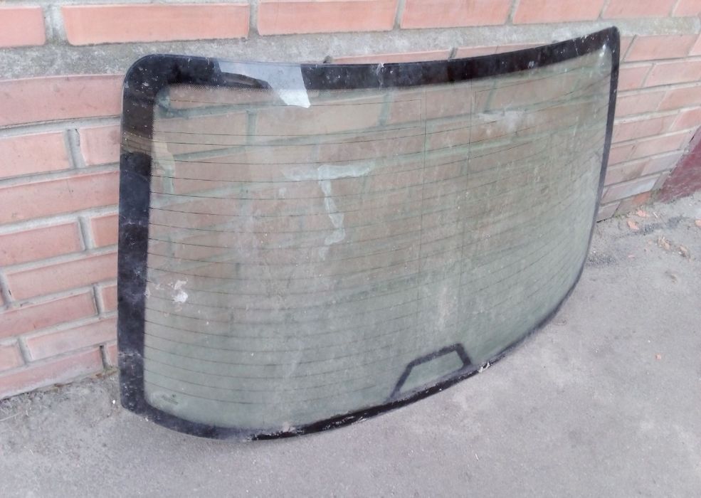 Продам заднее стекло BMW E-36 Compact