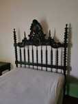 Cama em madeira preta + estrado