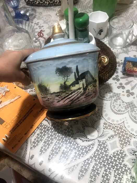 Vendo louças antigas