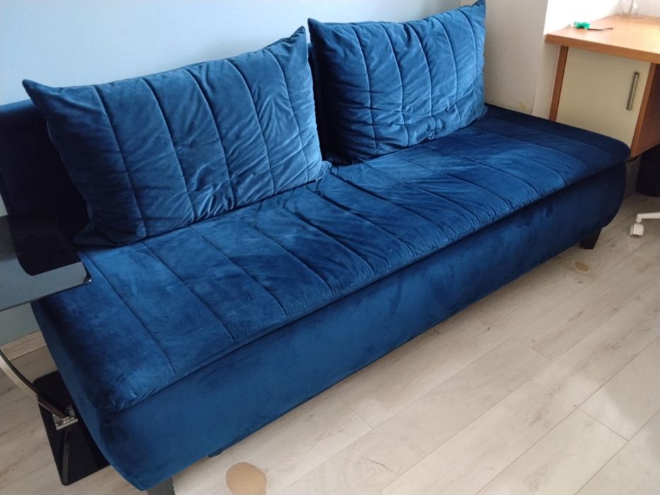 Granatowa sofa rozkladana