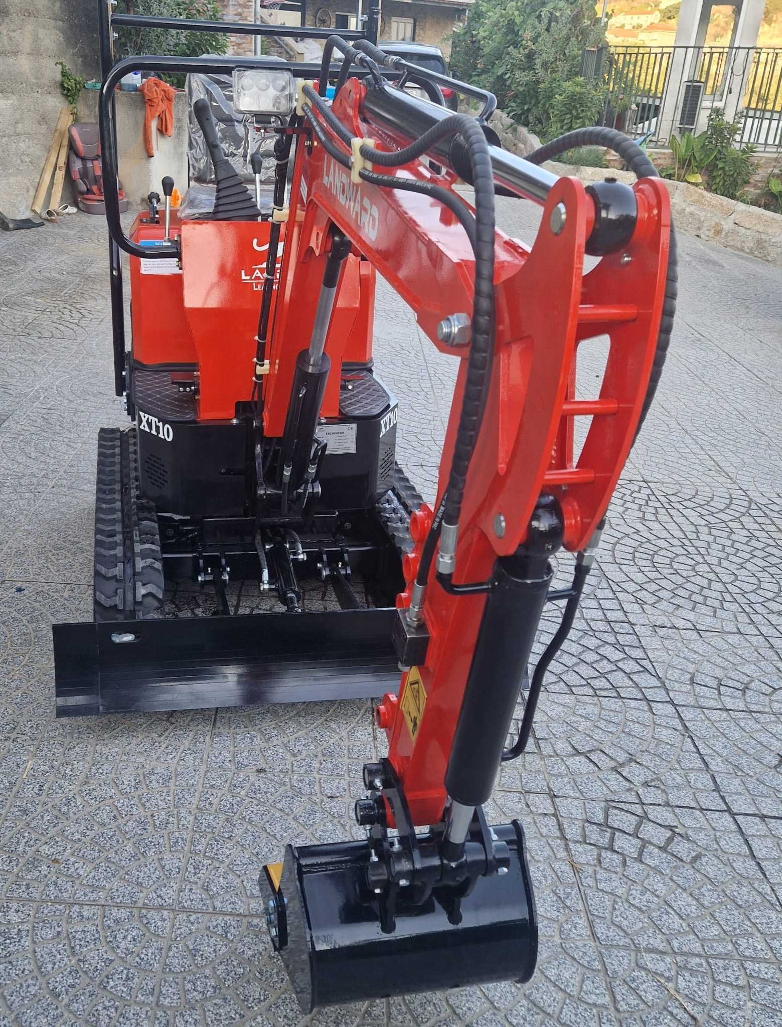 Mini escavadeira 1 ton com 18meses garantia 7000 € com  iva incluido.