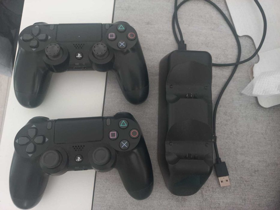 Playstation 4 Pro 1TB como NOVA com 2 comandos e carregador duplo