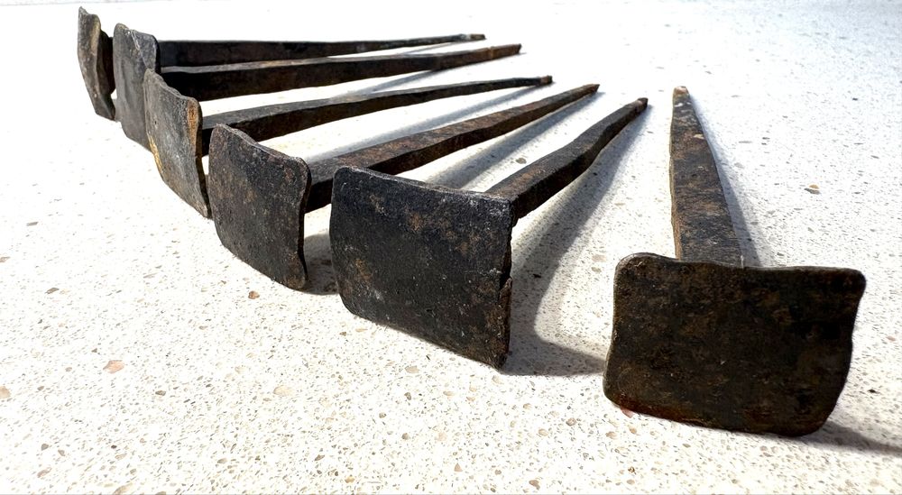 Conjunto de 6 antigos antigos pregos em ferro  forjados à mão