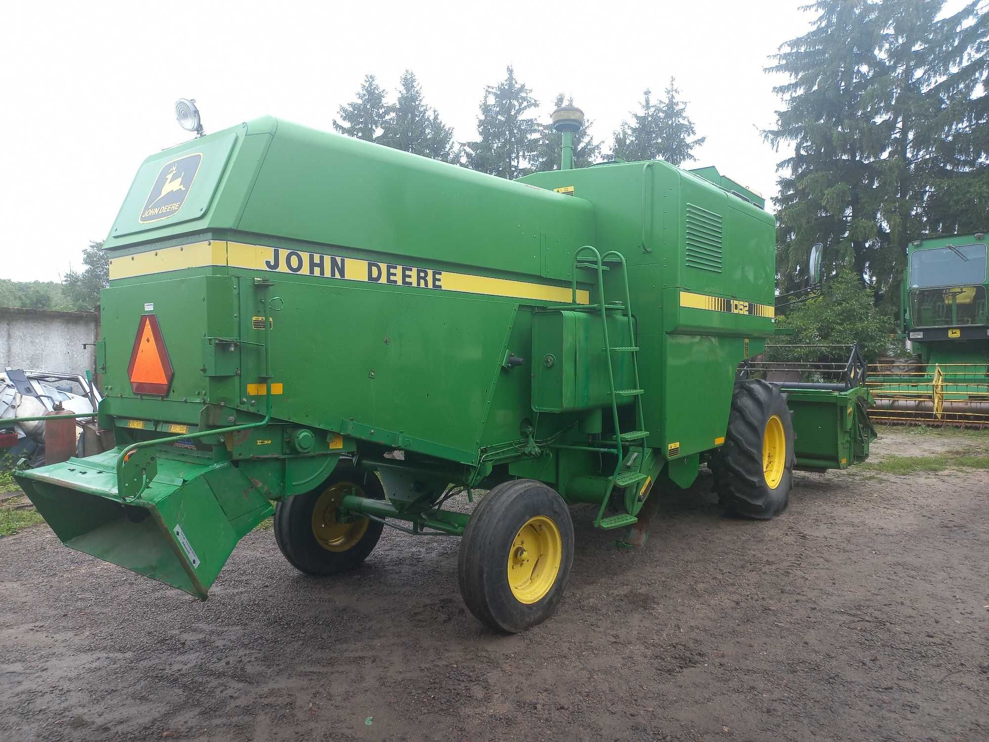 Комбайн John Deere 1052