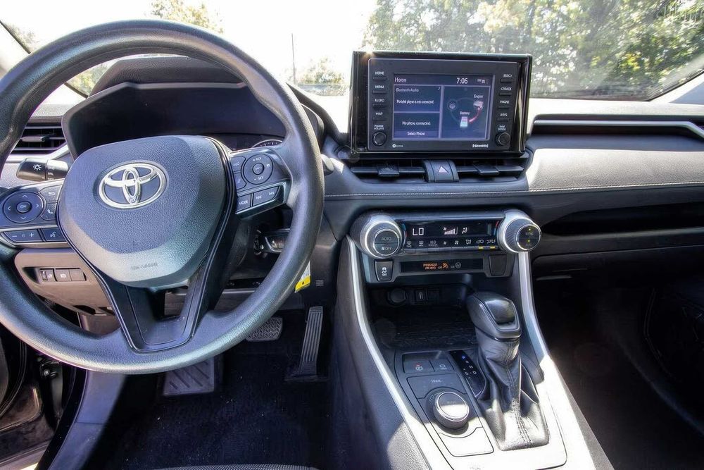 Toyota RAV4 Hybrid LE      2021