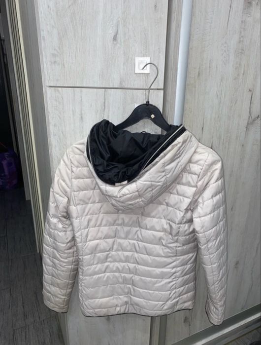 beżowa kurtka pikowana z kapturem