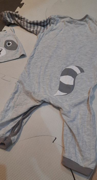 Pajacyk plus czapeczka 86 szop zwierzątka leśne jak nowy SESJA roczek