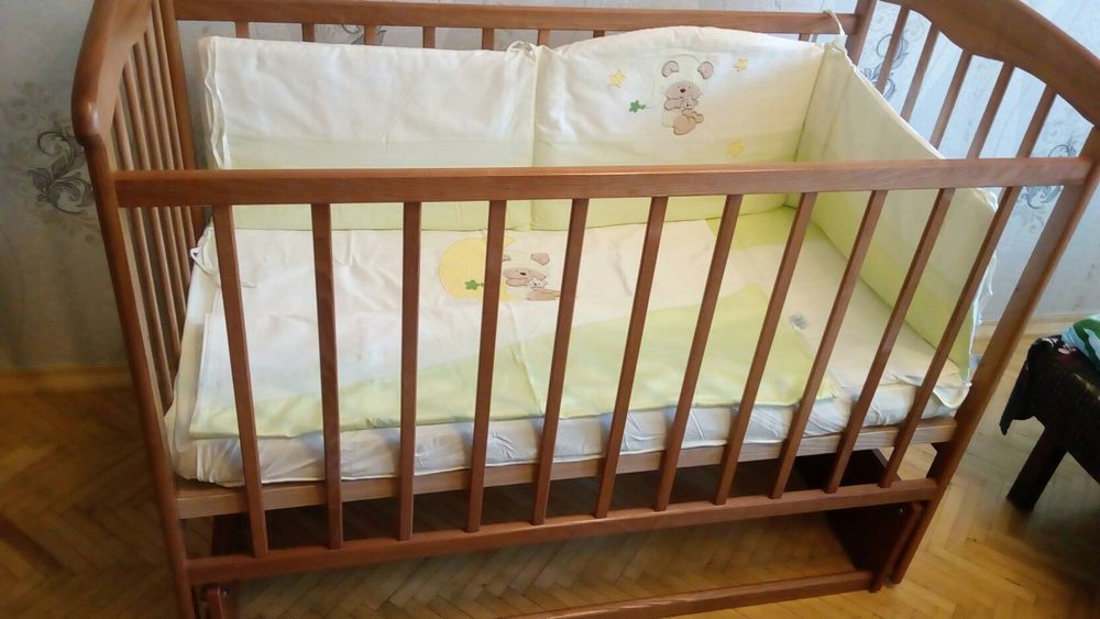 Детская кровать с матрасом, защитой,постельным бельем.