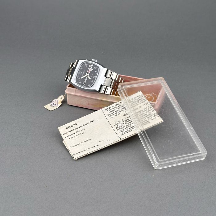 Zegarek vintage Slava – Tank | czarna tarcza | dzień + data | USSR