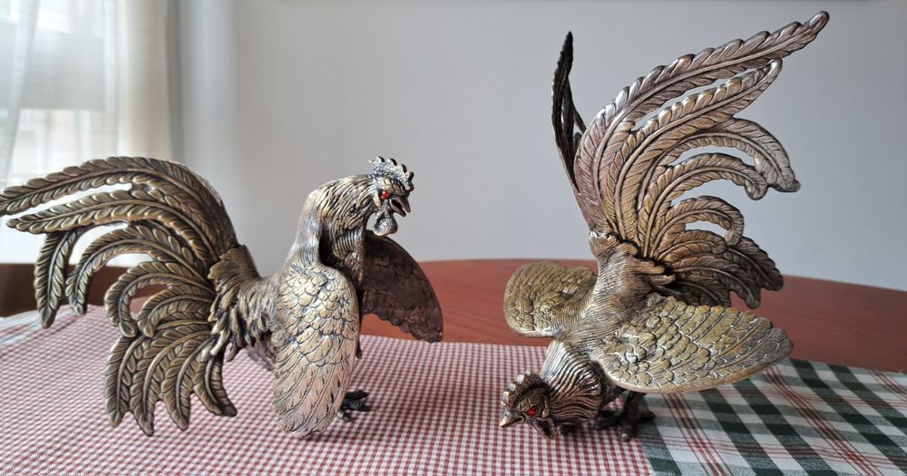 Galos em luta para decoração
