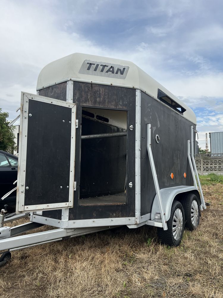 Przyczepa do koni / do przewozu zwierząt Titan