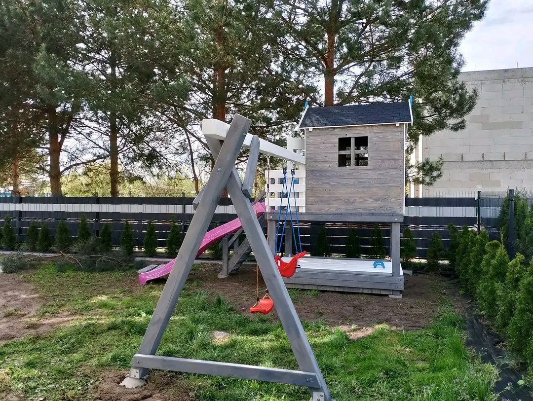 Drewniany domek dla dzieci, plac zabaw