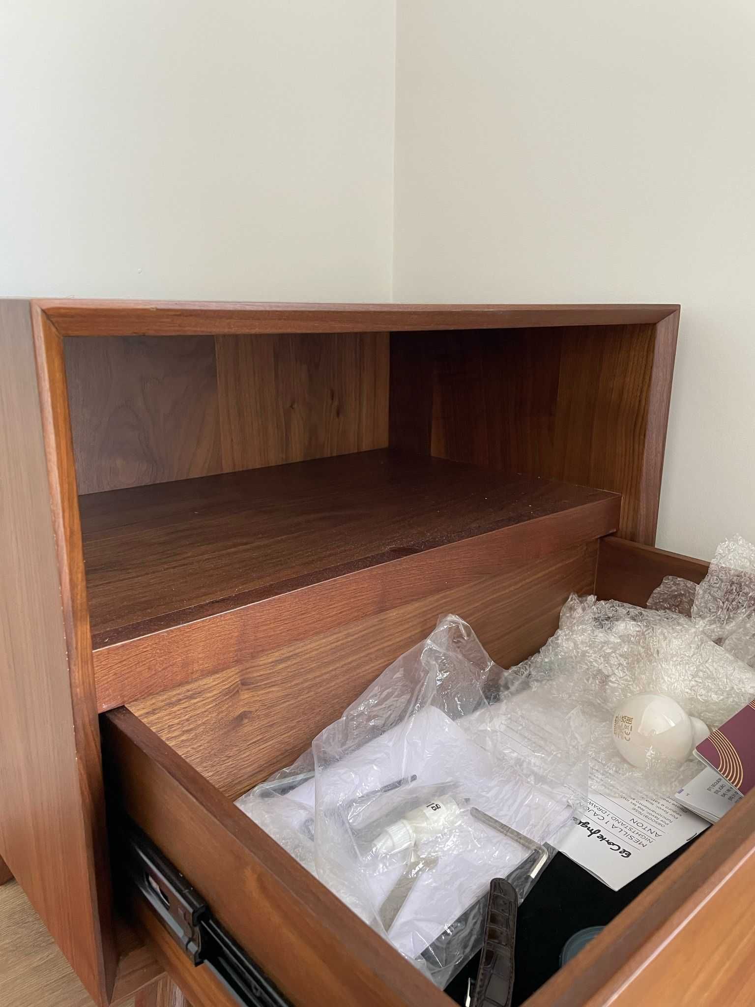 Mesa de Cabeceira em Nogueira