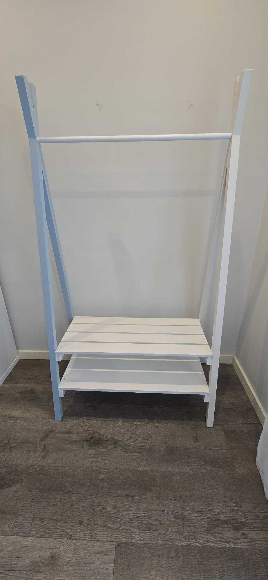 Charriot para quarto de criança, azul, branco e cinza.