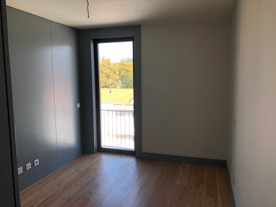 Aluga-se apartamento T2 moderno com lugar de garagem e arrumos