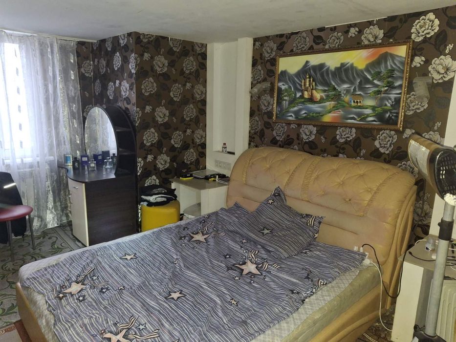 Двоповерховий будинок у центрі