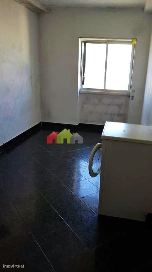 Apartamento T3 - OCUPADO indevidamente - Setúbal