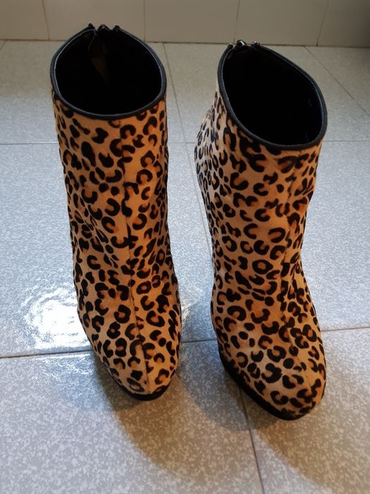 Botas novas em camurça N.37