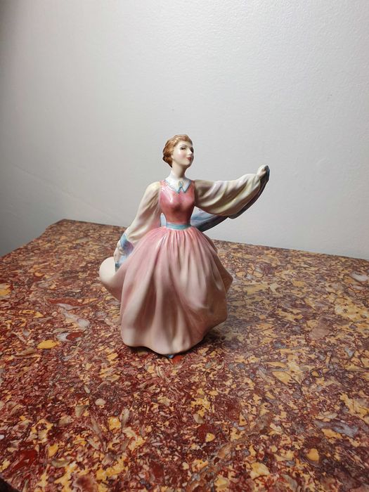 Figurka porcelana Royal Doulton "GAY MORNING" HN2135 Ukruszona 18cm