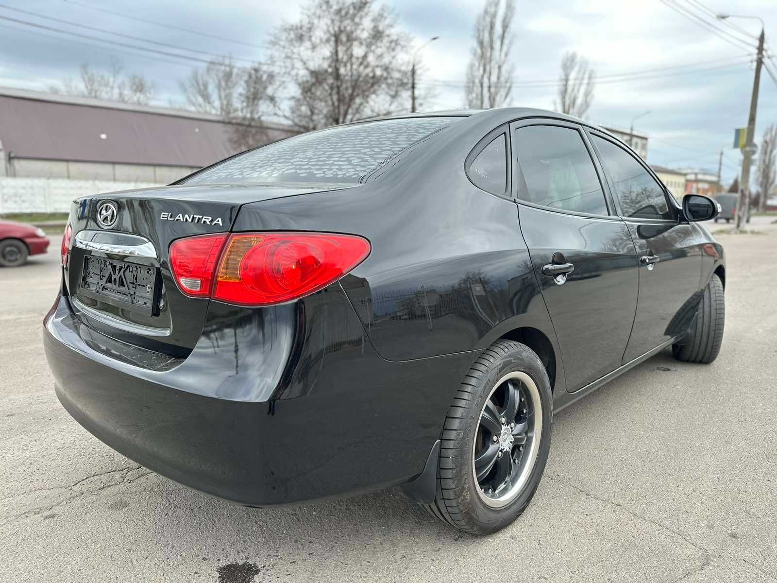 Hyundai Elantra 2011 року 1,6 л./бензин