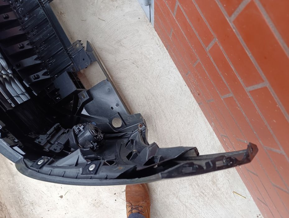 Бампер Меган 3 дорест, Tegne