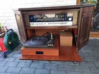 Radio z gramofonem w szafce.
