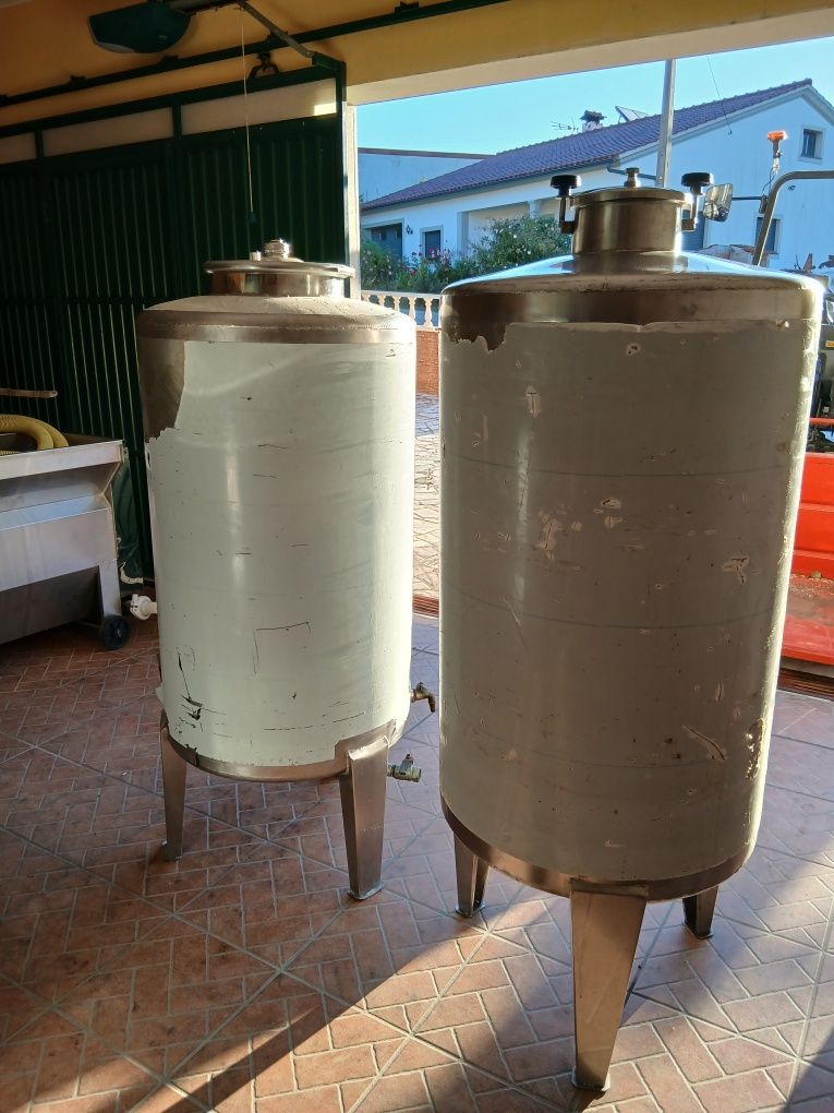 Vendo duas cubas uma de 500 litros e outra de 400 litros