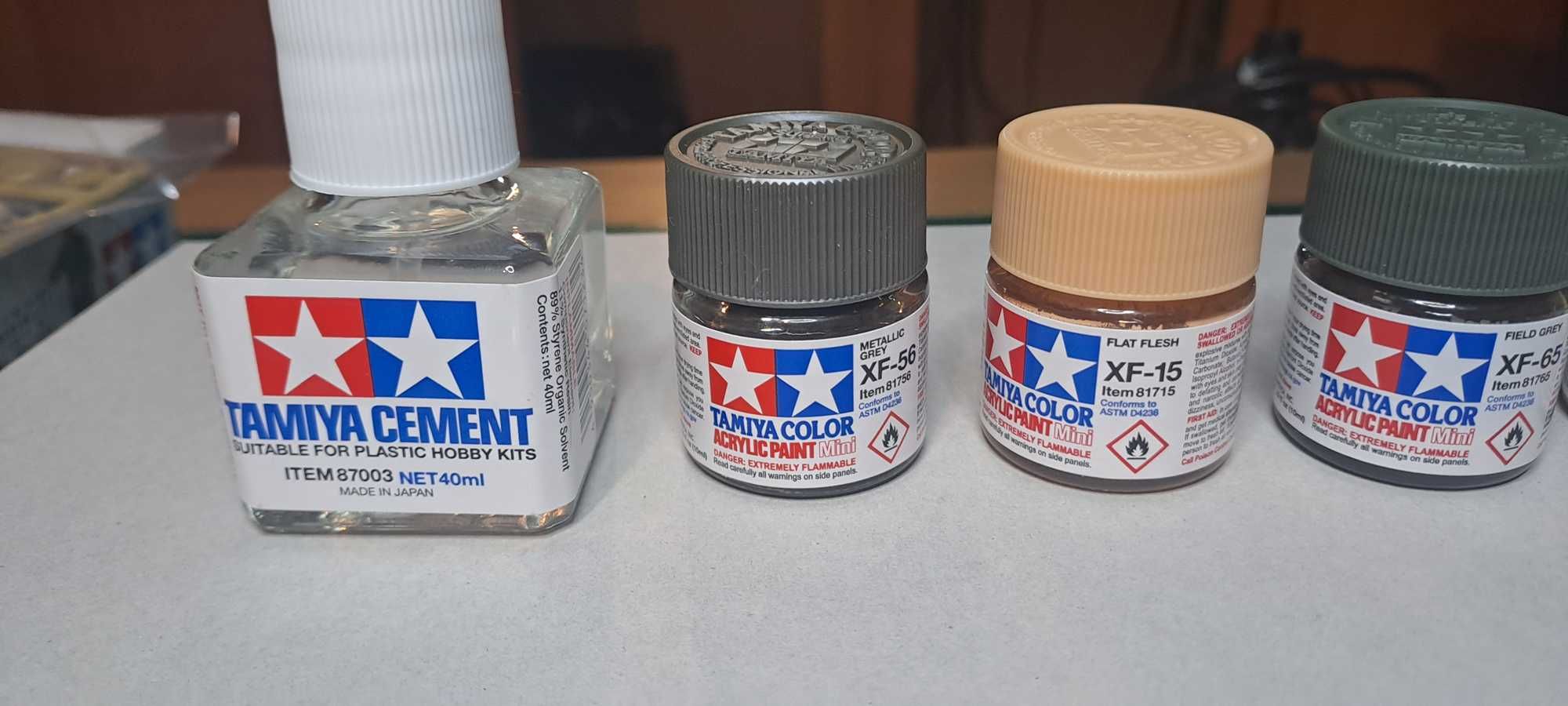 Tamiya Tiger I Mid Production i  zestaw  farb, pędzli i i kleju