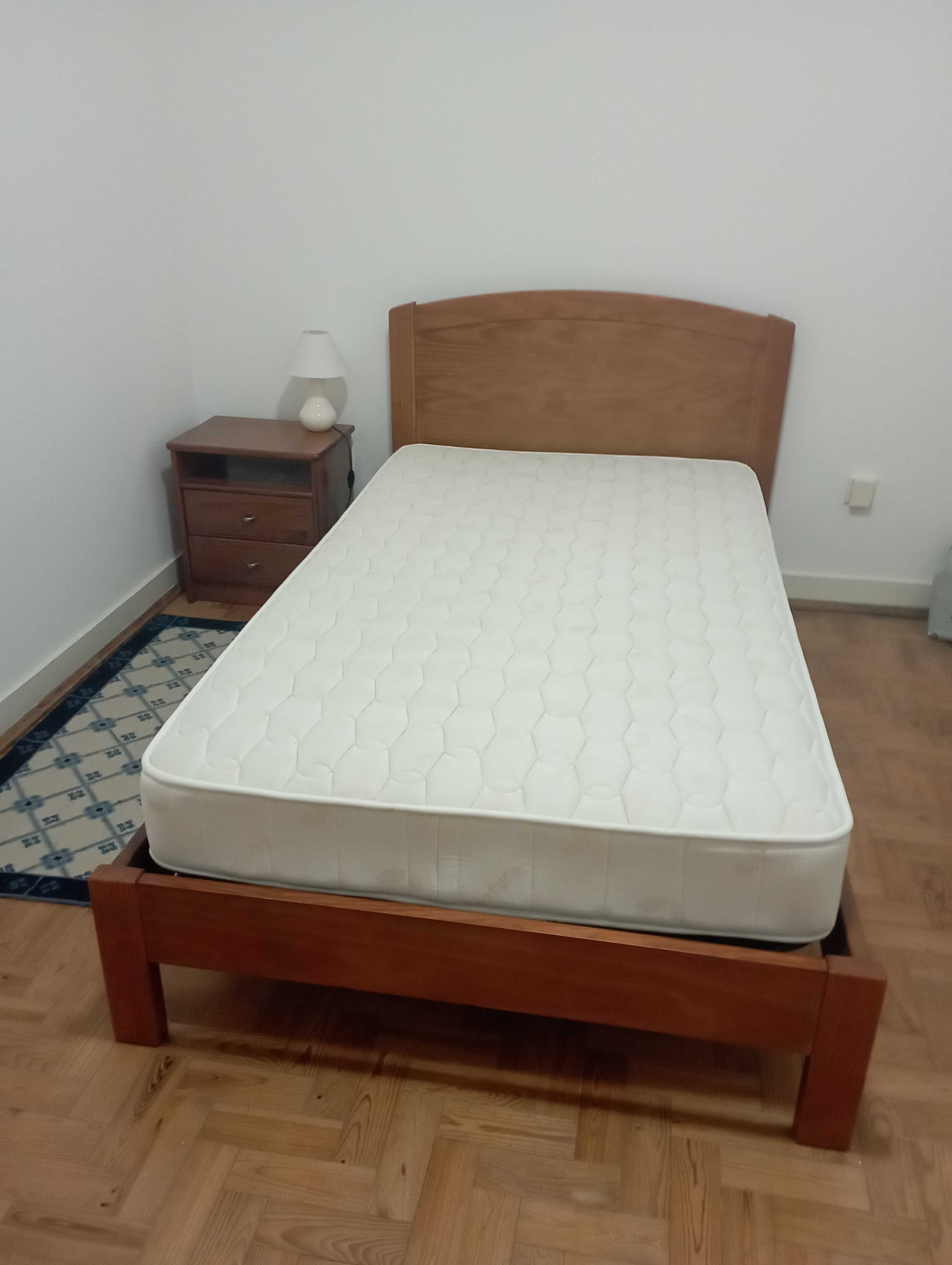 Cama de corpo e meio (110*195) + 
1 mesa de cabeceira