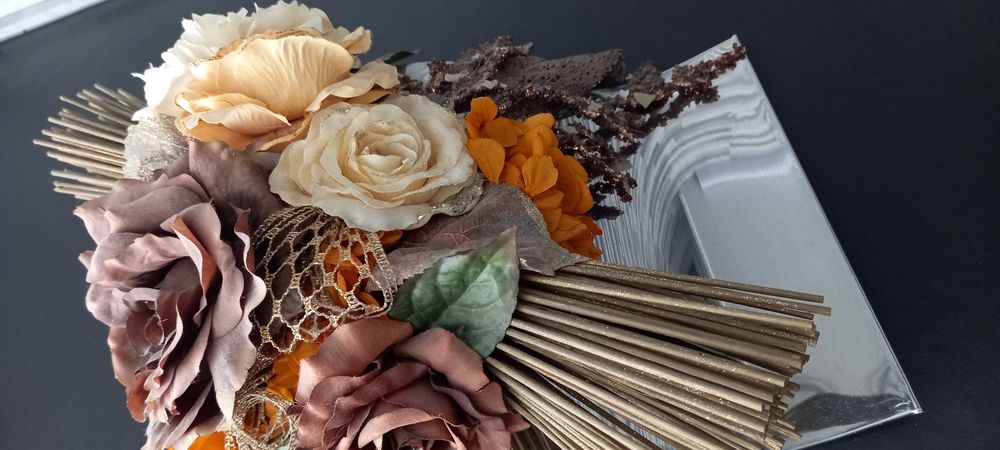 Peça decorativa com flores artificiais