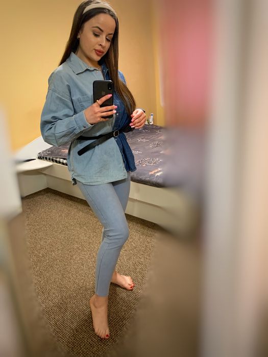 Джинсова жіноча рубашка, джинси та лосини