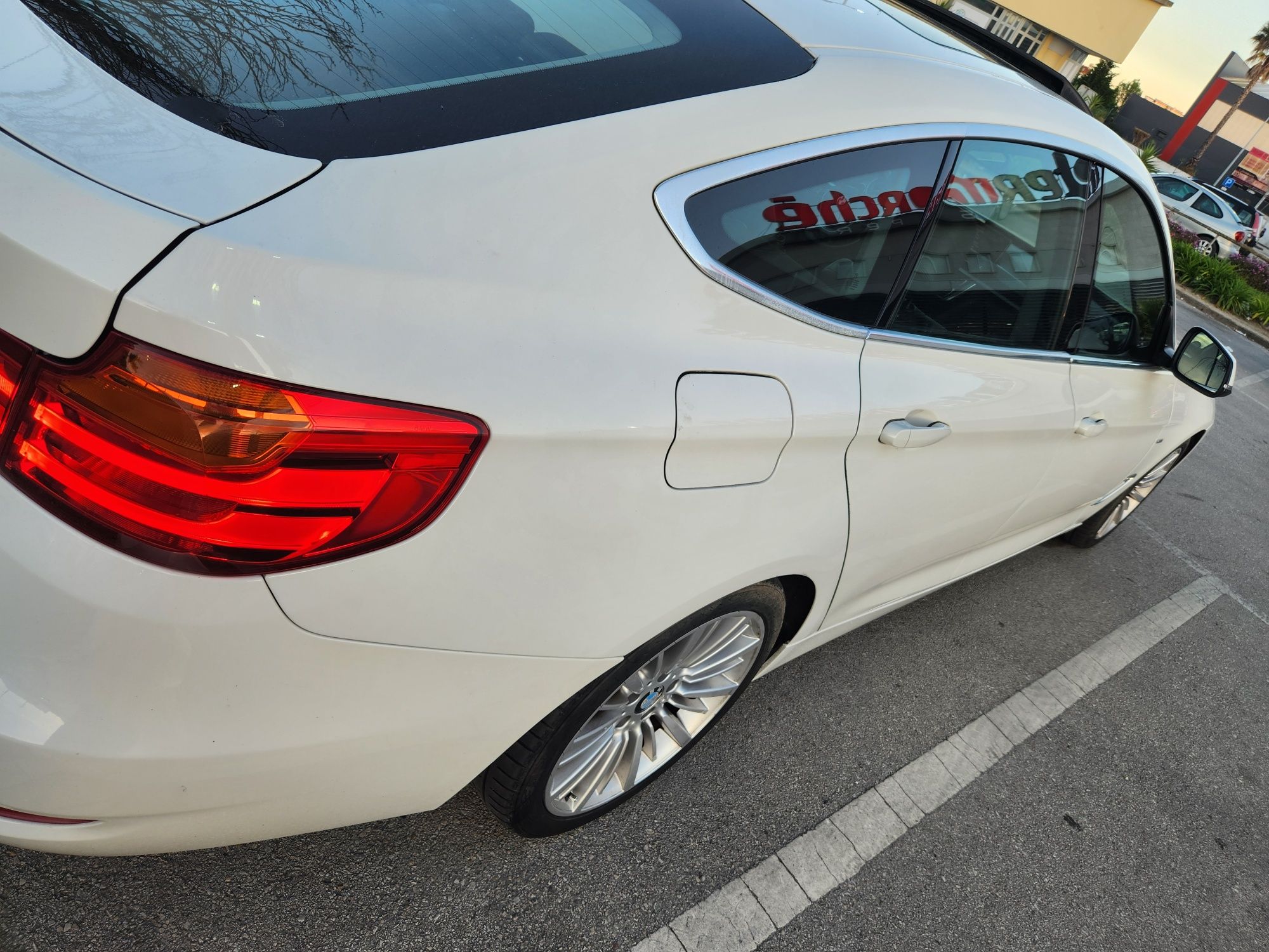 BMW 318 GT 2013 Luxury