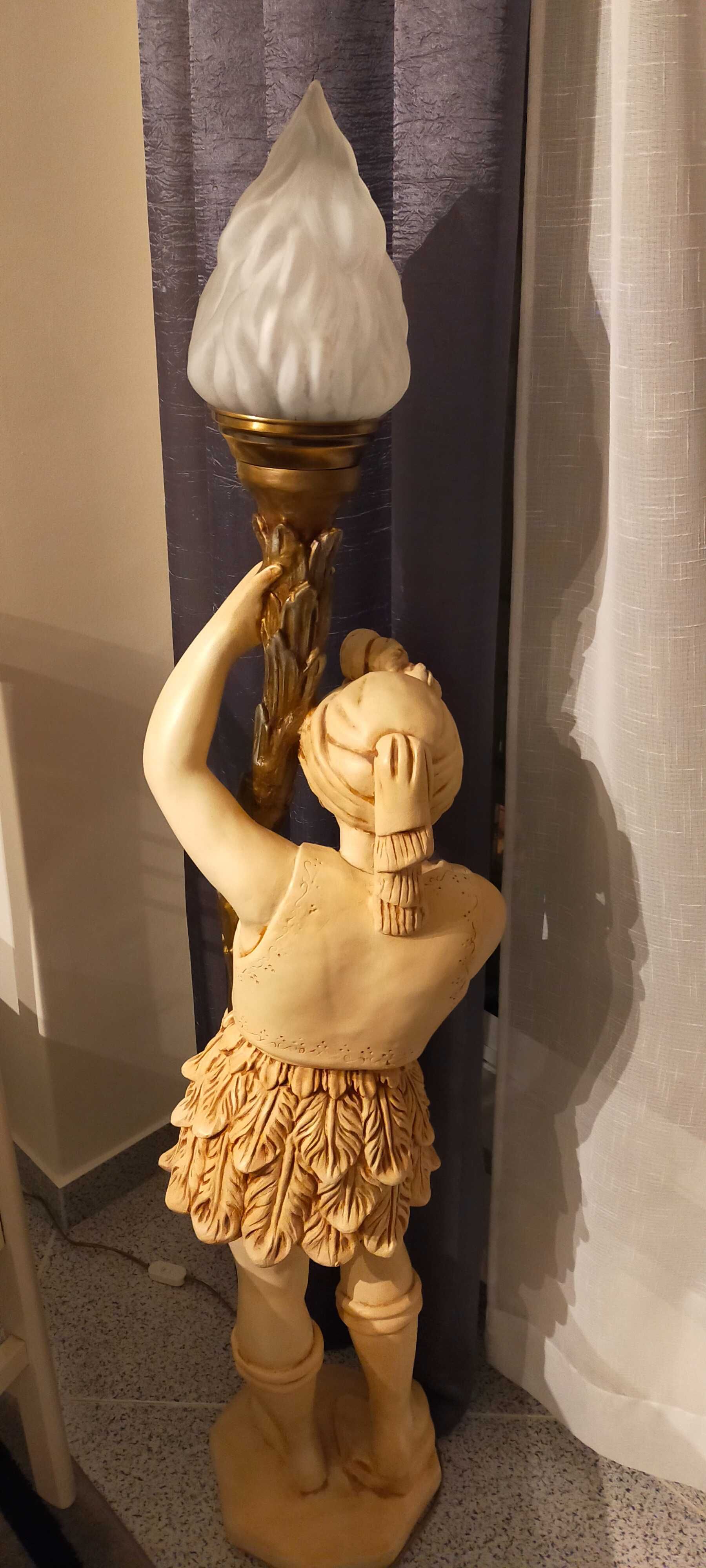 Estátua de mulher decorativa com lâmpada