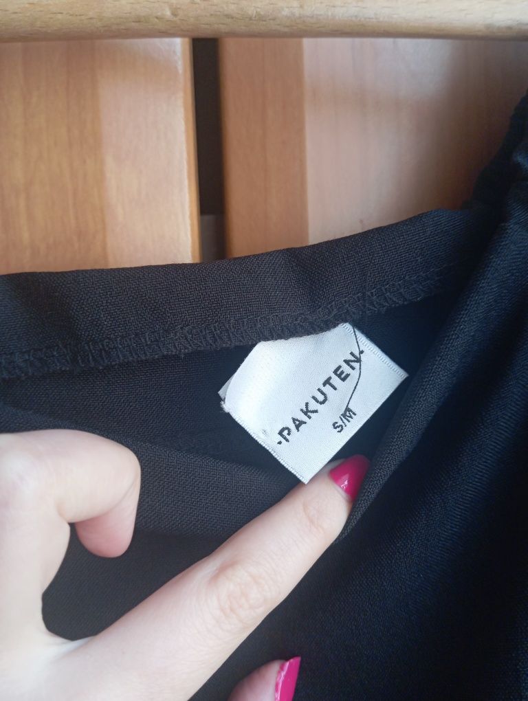 Czarna bufiasta sukienka, pakuten