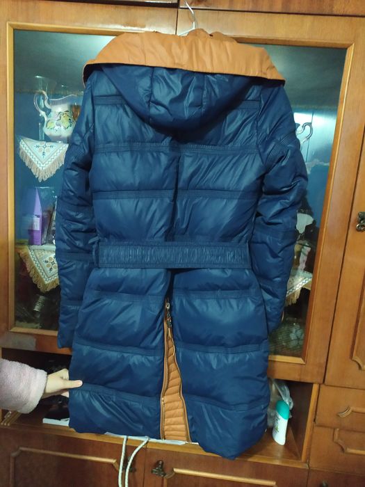 Плащ зимній синій колір. З рижим. На капішон  є мох з лисиціі.