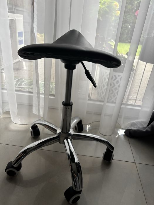 Krzesło siodło idealne dla stylistki rzęs