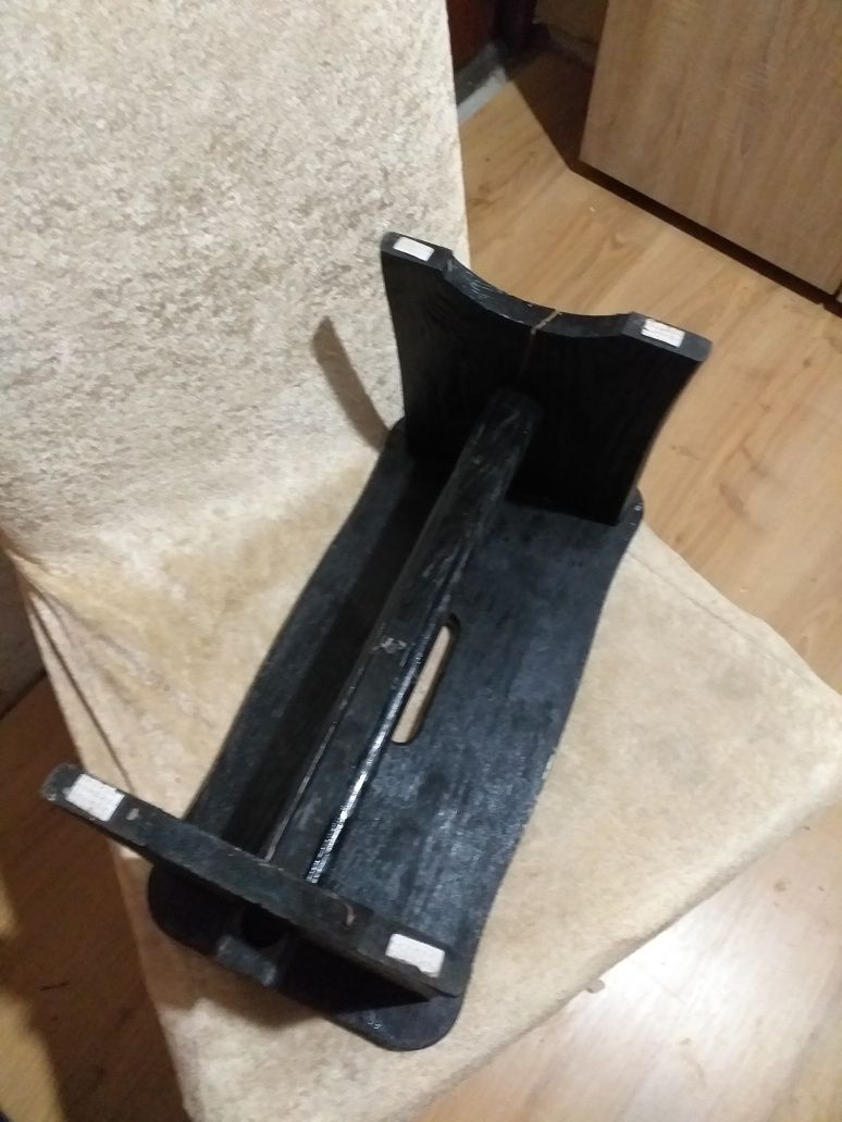 Mały taboret lekko uszkodzony