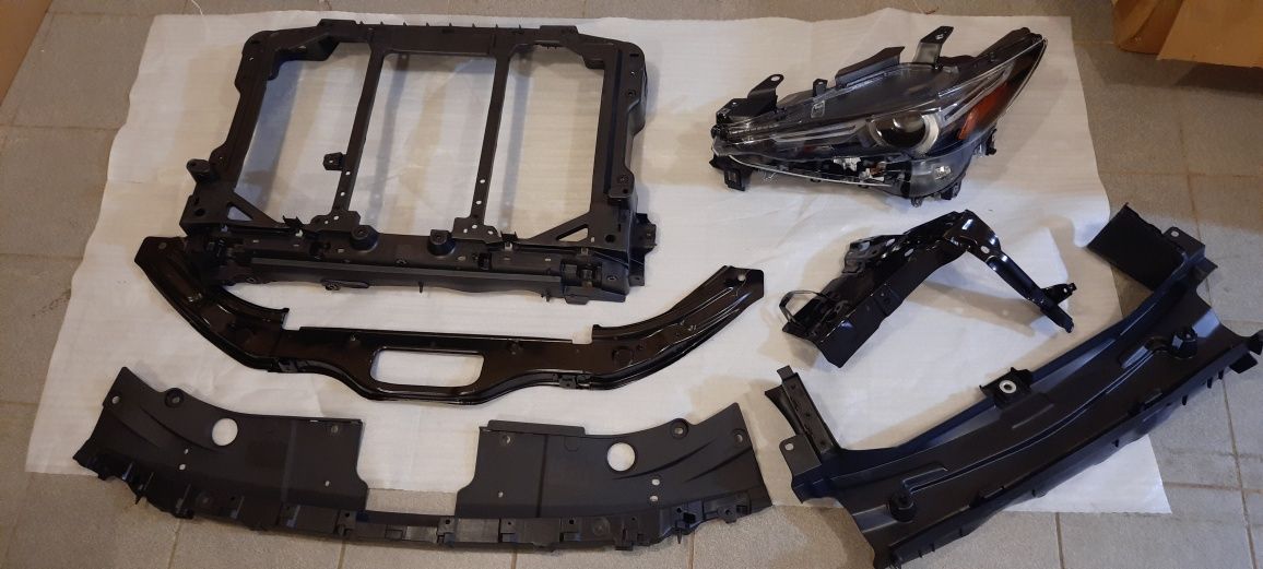 Емблема решітки радіатора Mazda CX-5  KA0G51730  KD5M50721 Мазда