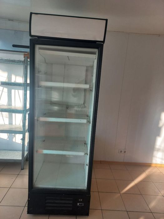 Продам холодильник-витрину.