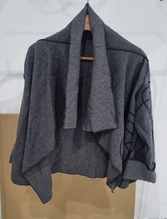 Casaco de Mulher não é novo em bom estado