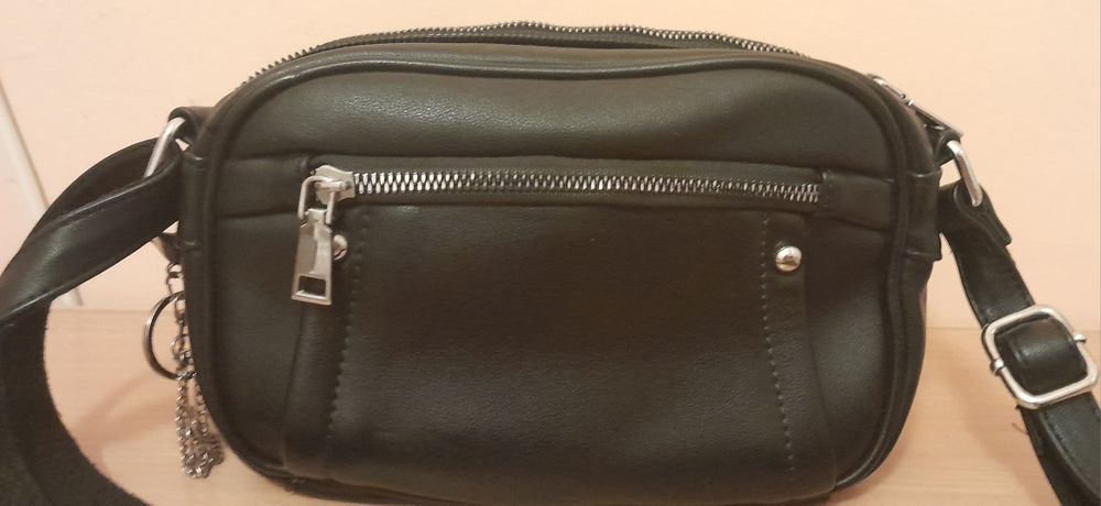 чорна сумка через плече