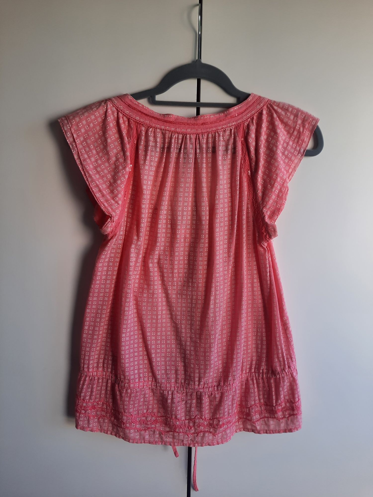 Top coral com folhos e bordados da Pepe Jeans