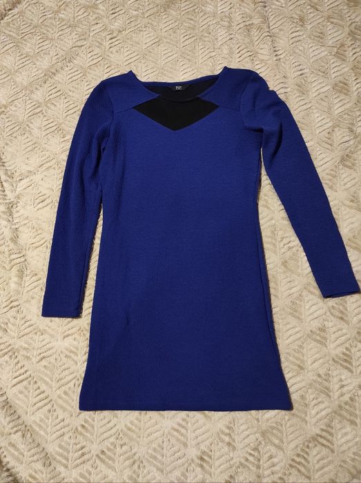 Dopasowana sukienka z długim rękawem