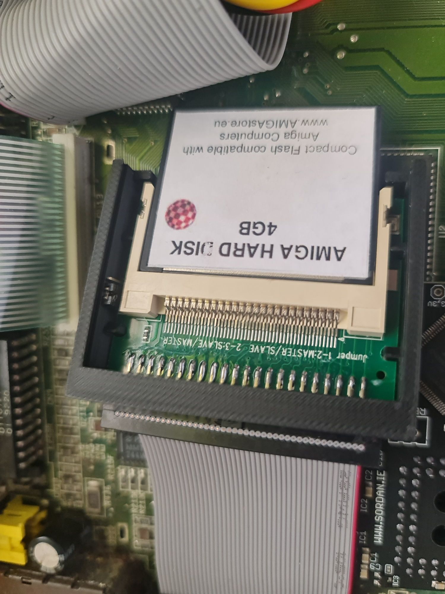 Amiga 600  com fonte e expansão.
